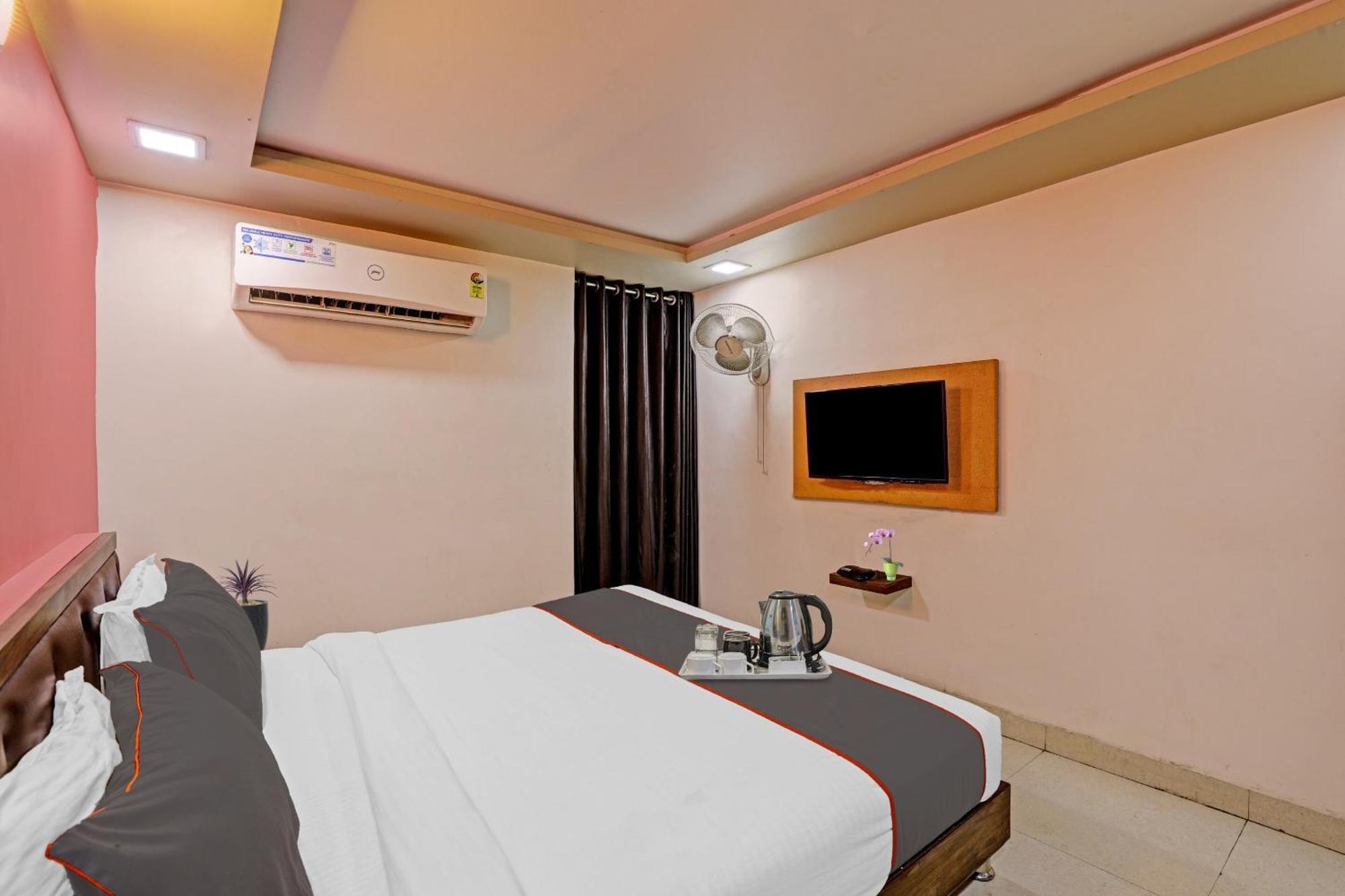 Hotel O Royal Ahmedabad Exterior foto